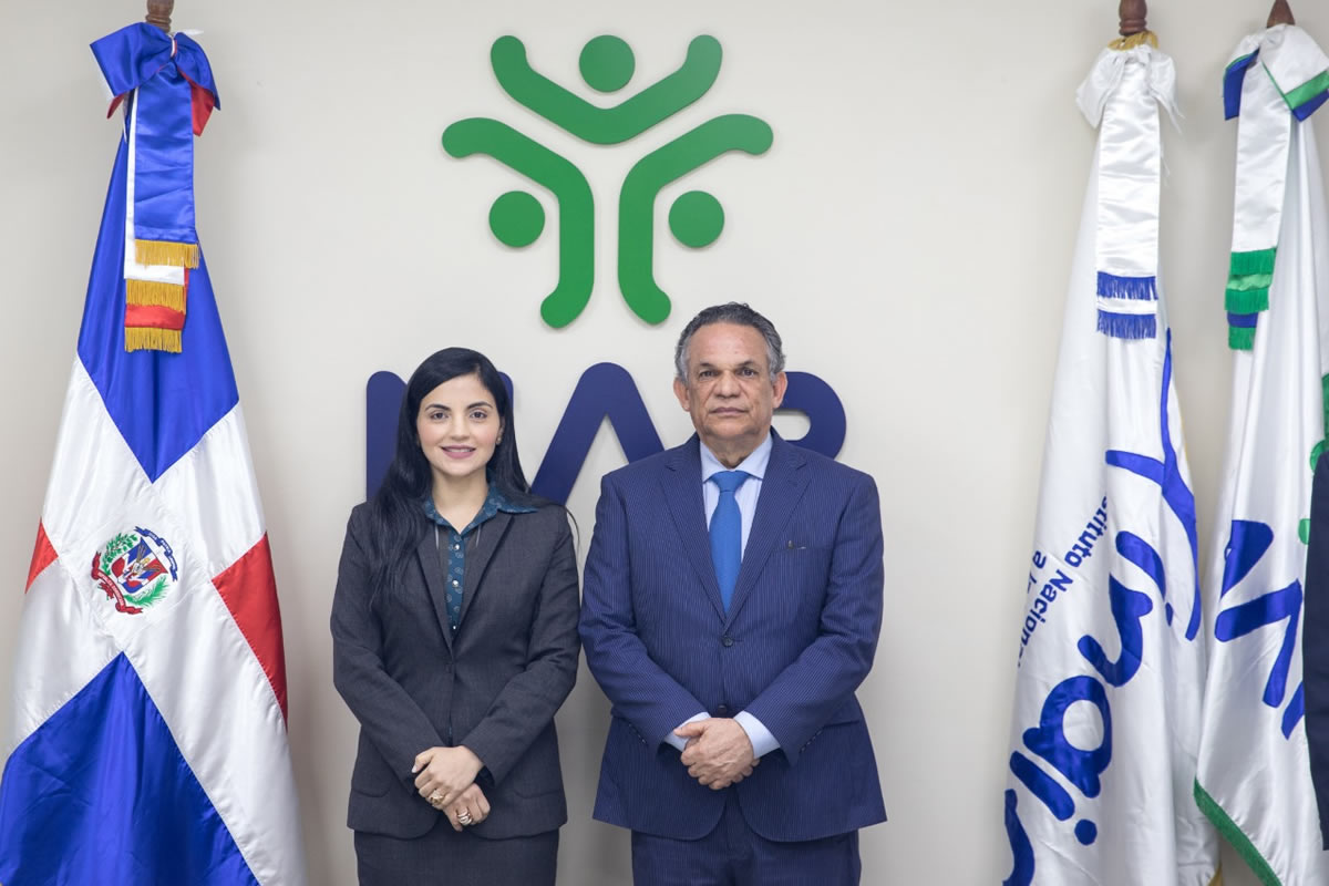 La Directora Ejecutiva del INAIPI, Lic. Berlinesa Franco posa de pie junto al Ministro de Administración Pública de la República Dominicana, Manuel Ramón Ventura Camejo